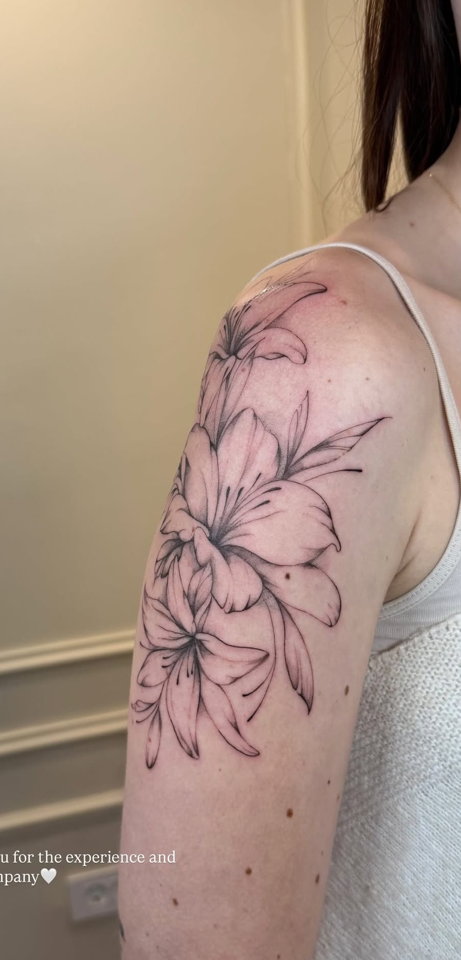 Fine-line lilija na rami
