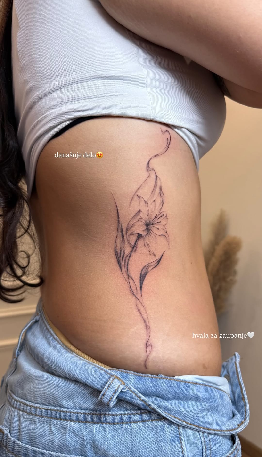 Fine-line lilija ob boku