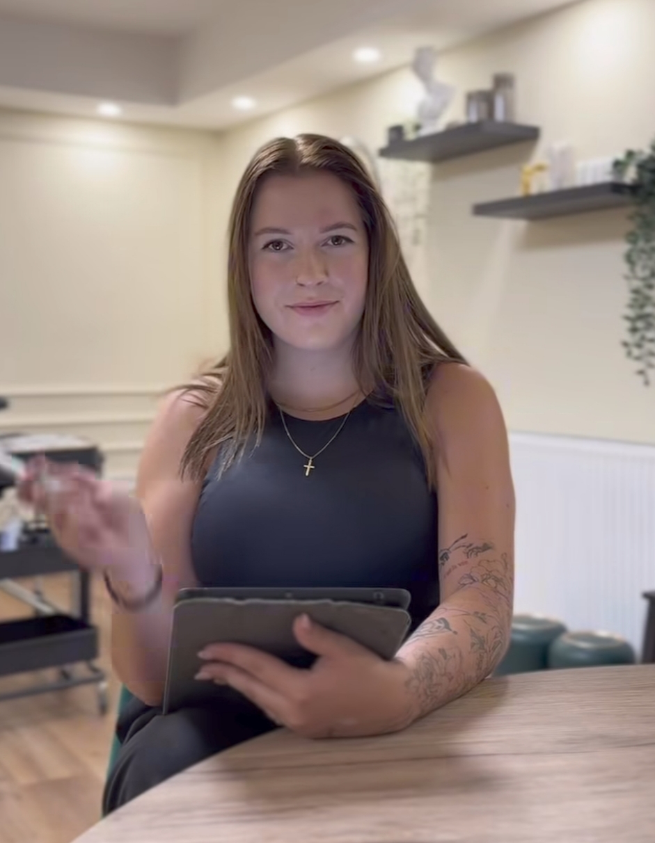 Klara — tattoo artistka v studiu Inkyskin